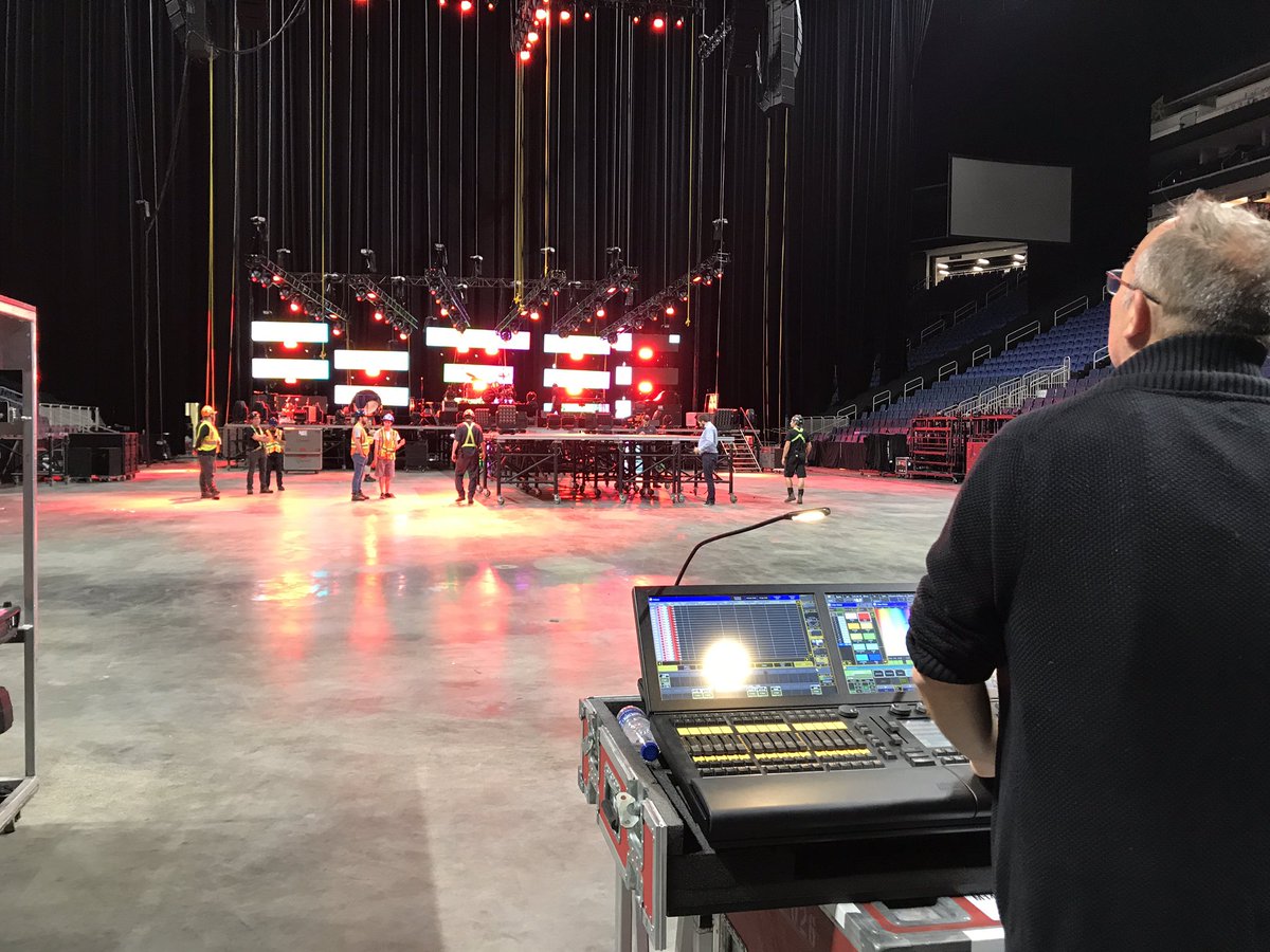 pascale19's tweet photo. @marc_dupre présentera demain soir la première de son spectacle Rester forts au @centrevideotron. On vous amène dans les coulisses ce soir au bulletin de 18h. #tvanouvelles https://t.co/aEevhjvUH9