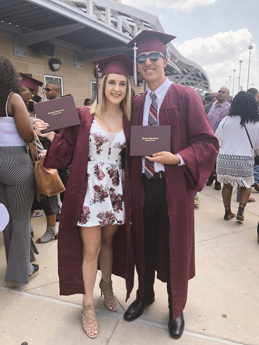 haayleeeyR's tweet image. ‘18👩🏼‍🎓