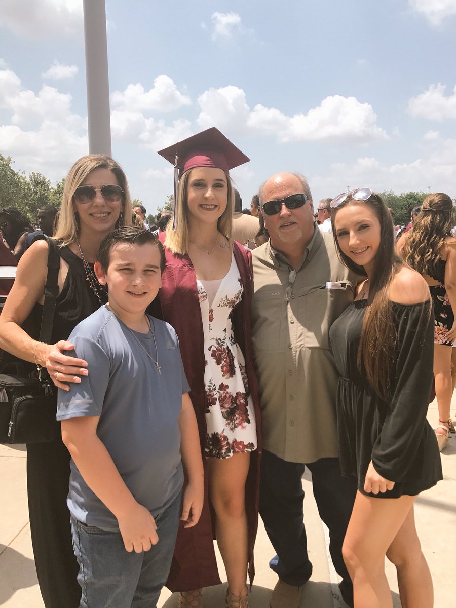 haayleeeyR's tweet image. ‘18👩🏼‍🎓