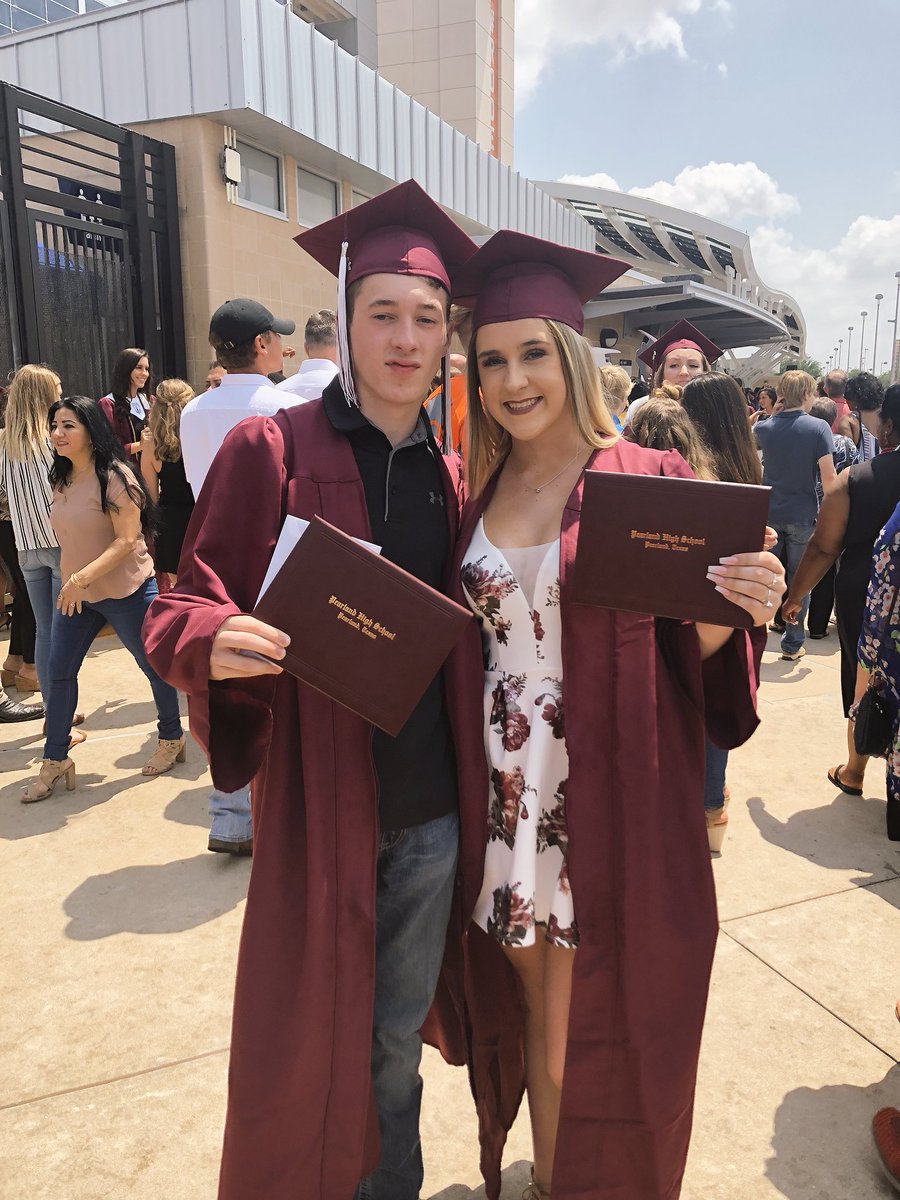 haayleeeyR's tweet image. ‘18👩🏼‍🎓