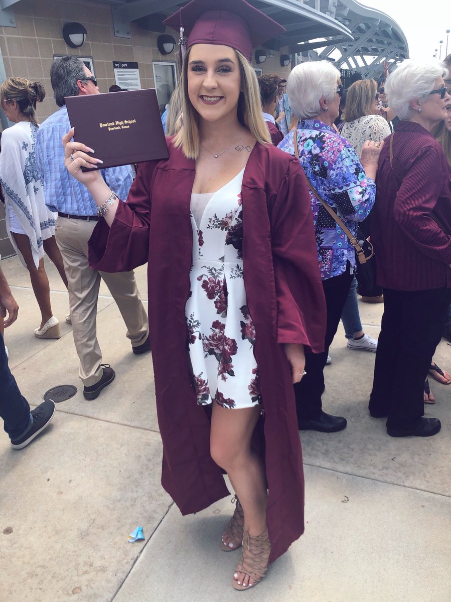 haayleeeyR's tweet image. ‘18👩🏼‍🎓