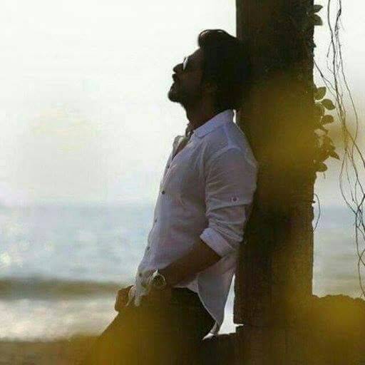SRKUniverse's tweet image. "Mannaton mein umr bhar ka saath jinka maanga, humsafar wo chhootne lage."
#Daayre #Dilwale