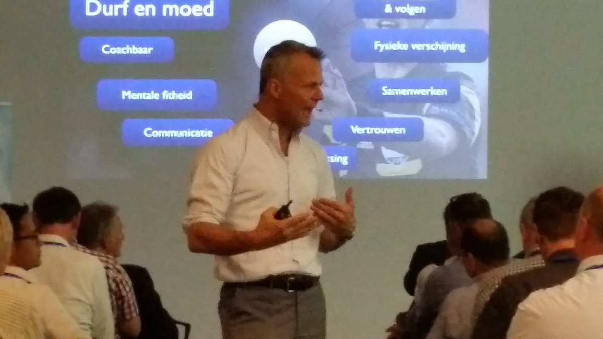 Vlak voor z'n vertrek naar t WK Rusland nog 'n Twents onderonsje bij KNVB Zeist. Beider onze speech en signeersessie van onze boeken gehouden voor 150 FHI-leden o.l.v. Willem van Raalte. Gedreven, gefocused en klaar voor t fluiten van de finale, onze NL'e trots: Björn Kuipers.