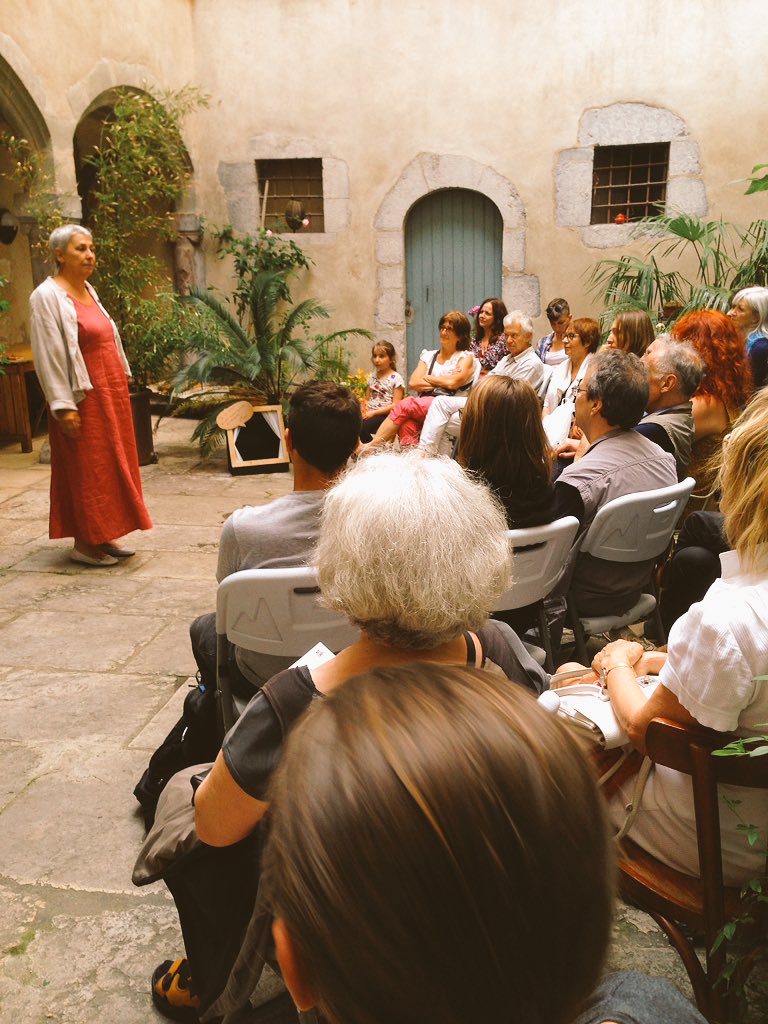 jsoldeville's tweet photo. Depuis que la rue a été piétonnisee 👏, le festival « Voix aux fenêtres, dites, chantées, contées » rencontre son public dans les très belles cours historiques de la #rueChenoise. 3ème édition du 1er au 3 juin #Grenoble 👍 https://t.co/m1Smq4jVCB