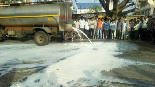 SourabhSanghi's tweet photo. सब्ज़िया और दूध ऐसे सड़क पर फेकने से किसी का फायदा नहीं होगा ।😕
यह सामान किसी गरीब को दे देते तो शायद कुछ दुआएं ज़रूर मिल जाती ये क़र्ज़ माफ़ी की लड़ाई जीतने के लिए ।🤔

#KisanAndolan 
#किसानहुँकारमहारैली 
#Kisan
#kisanhunkarmaharally 
#किसान 
#किसान_हड़ताल 
#किसान_छुट्टी https://t.co/4KjLJ0ZOrr