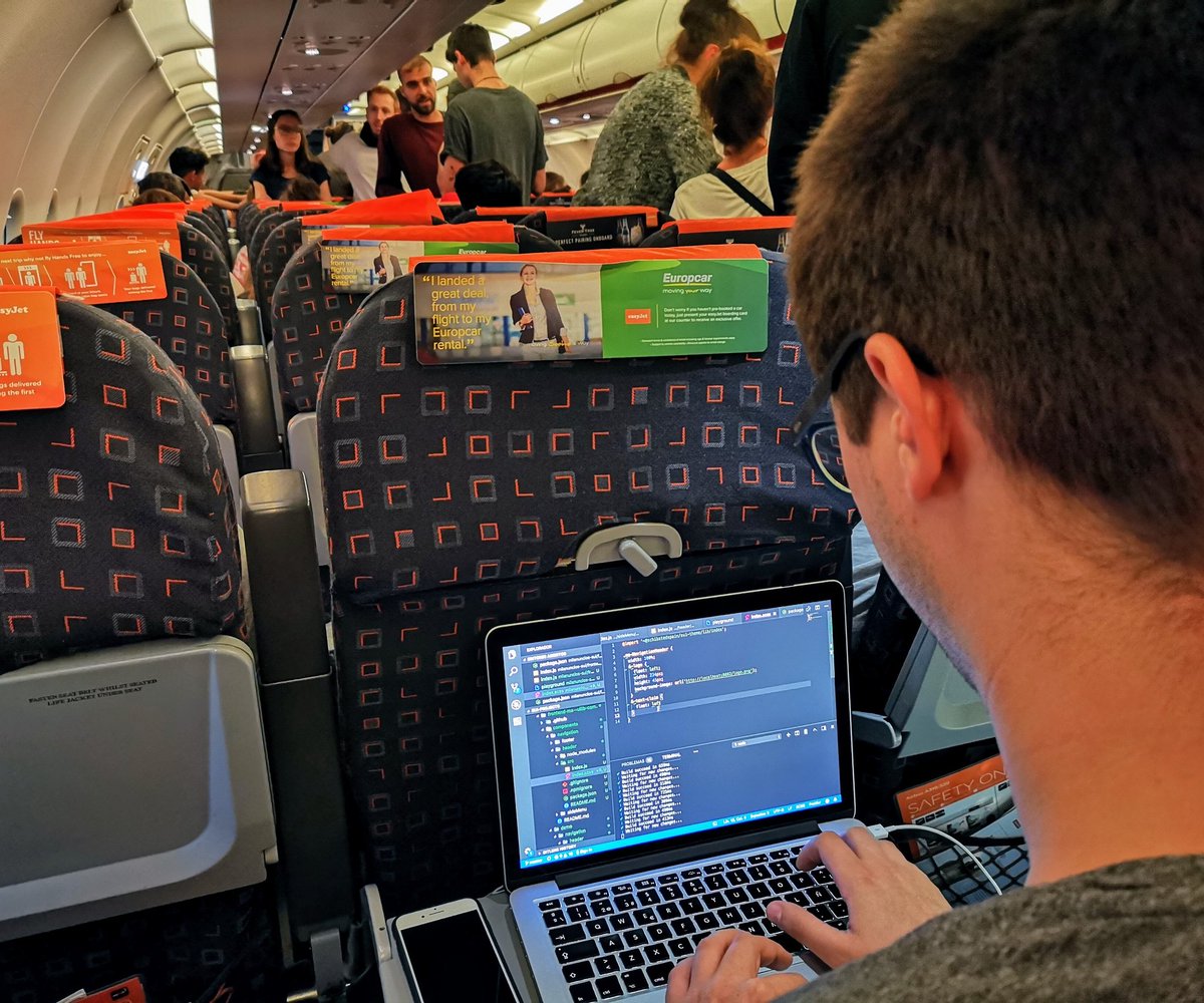 d4vecarter's tweet image. Sesión de #xtremeprogramming de la mano de @carlesnunez | lo de extreme es porque llevamos casi 2 horas en un avión lleno de adolescentes cantando y sin poder salir 🤣🤣🤣