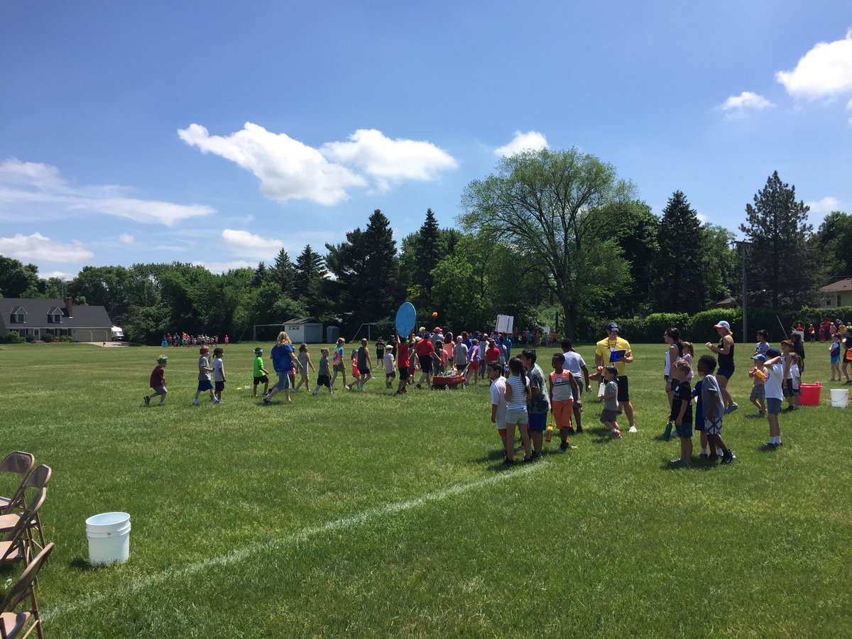 Rosemount_MrK's tweet photo. Olympic Day is happening now @Hillcrest_Comm #fieldday #outdoors #funinthesun https://t.co/DNYowd3Unv