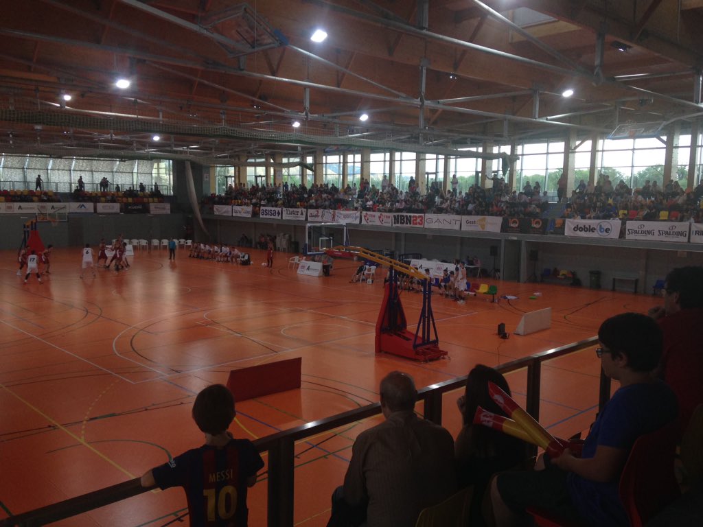 AlbertoBlazquez's tweet photo. Ambientazo en el pabellón Espartales en el primer partido Final Four ascenso a EBA 
Ganando @cbalcala a Coslada #factorcancha #vamosalcala 💪🏀 https://t.co/oPPpwZTSzj