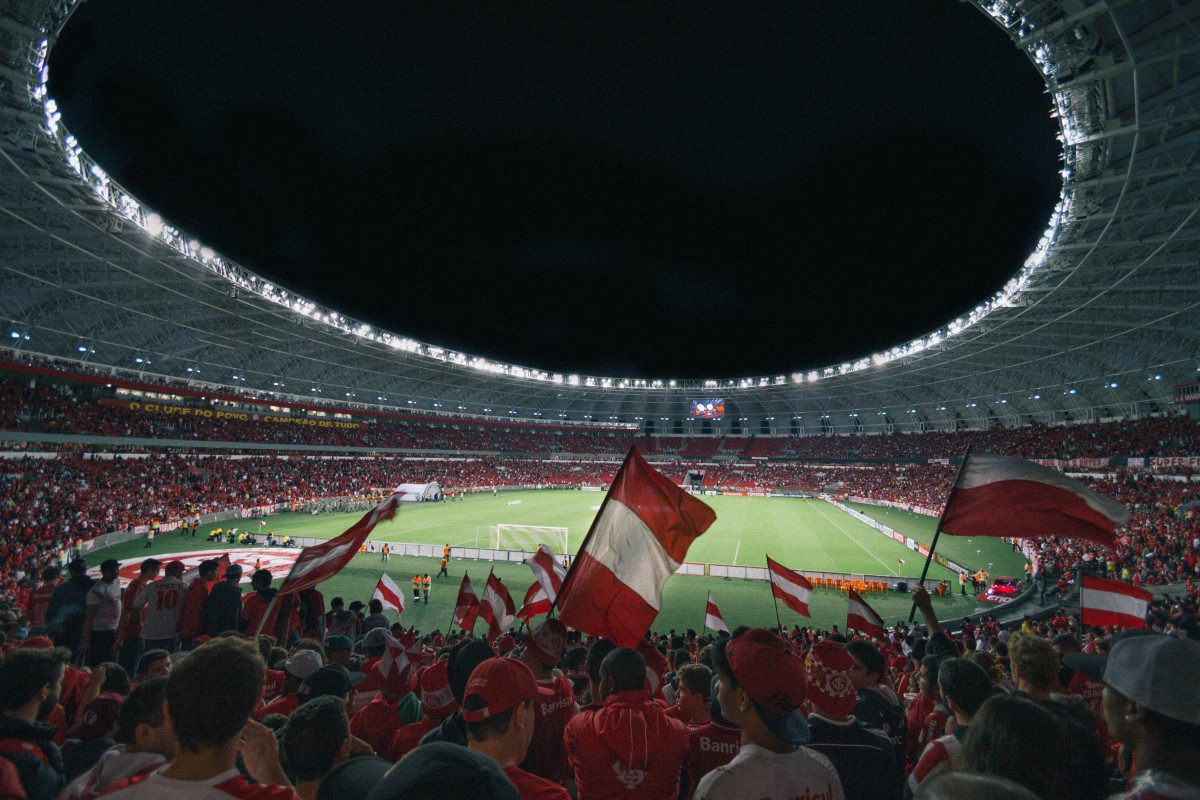 UnitedFans_co's tweet photo. In today's #football clubs there is a big gap between fans, players and management. United Fans platform wishes to change that by making a better interaction between them and together help their clubs thrive. #cryptocurrency #blockchain https://t.co/6M16cG0deK