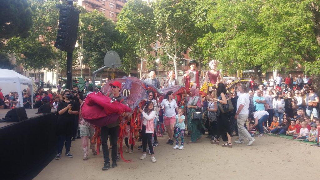 imaginaripopul1's tweet photo. @Bcn_SantMarti Eps i la presentació de la CucaRuca que han fet els infants i famílies de l’Escola la Pau #pladebarris #caixaeines #culturapopular @consorciedubcn @bcncultura https://t.co/DOtlOQrhw9