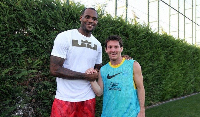 Con cada día que pasa, esta foto se vuelve más valiosa. Debería formar parte de los museos hogareños de todos los que amamos el deporte, al menos como agradecimiento al tesoro que ellos nos regalan desde hace más de una década y que creíamos exclusivo de un cuento fantástico.