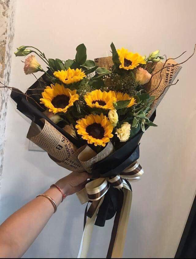sunflowerlust's tweet photo. Sunflowers for you 🌻 https://t.co/5rWhPL2sNj