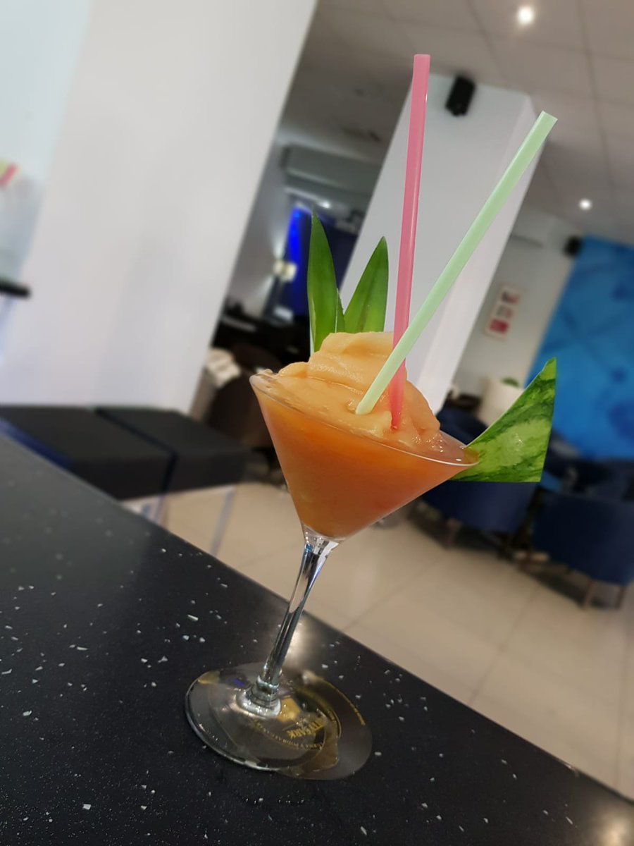 Monteluna1's tweet photo. El Cóctel Monteluna.

Este fín de semana:
Daiquiri de melón y sandía.

Cóctel elaborado con ron blanco, puré natural de melón y sandia y un toque de lima.
¡Disfrútalo este fín de semana a 5€!

¡Os esperamos!

#monteluna #coctelmonteluna #findesemana #daiquiri #melon #sandia https://t.co/cRHob3RPC1