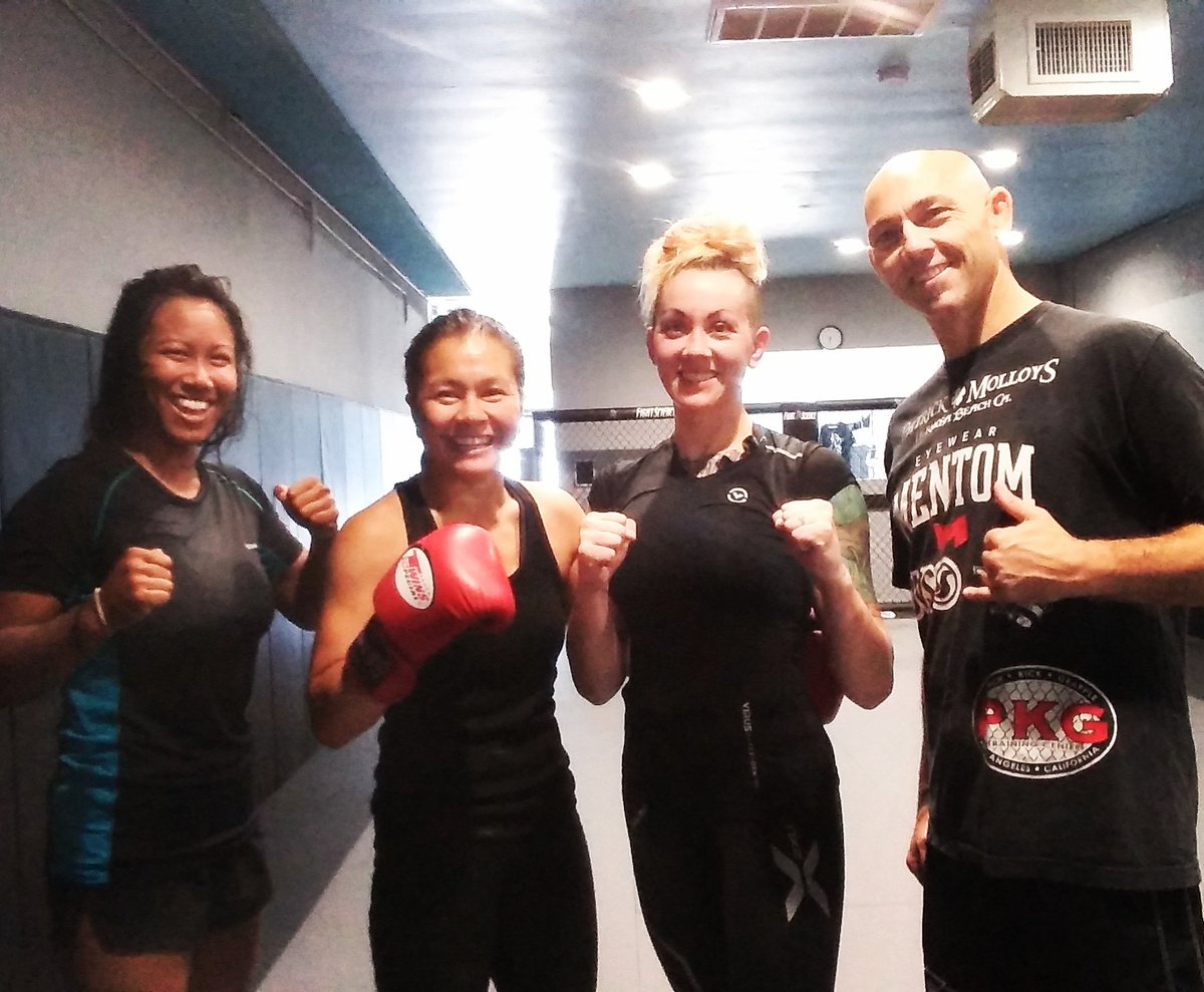 SavannahEm1's tweet photo. The women of Fight Science MMA -- @SavannahEm1 @KaiyanaRain and @kittymix8 -- with Coach @comediocre π
#mma #fightteam #fightsciencemma #boxing #wrestling #kickboxing #muaythai #train #sambo #judo #grappling #jujitsu #strongwomen #fight #sparring #drill #work #growth #fightchix https://t.co/wmVr66Xu8E