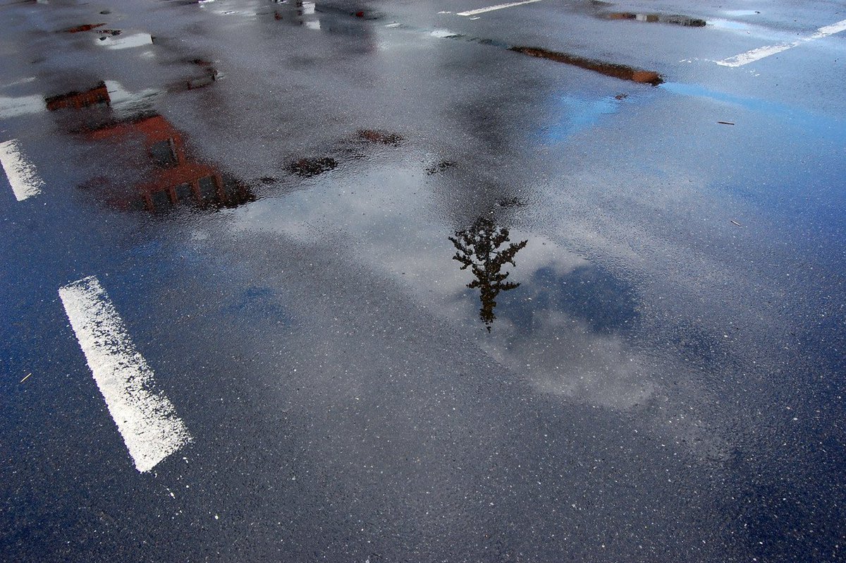 SuperiorPaving2's tweet photo. Did you know that asphalt is perfect in rainy climates? It doesn't stain the way concrete does. A quick wash and most stains disappear. Perfect for the Westcoast! 😉 #paving #asphalt #superiorpaving #driveway #sidewalk #construction https://t.co/1VA0MNfnoo