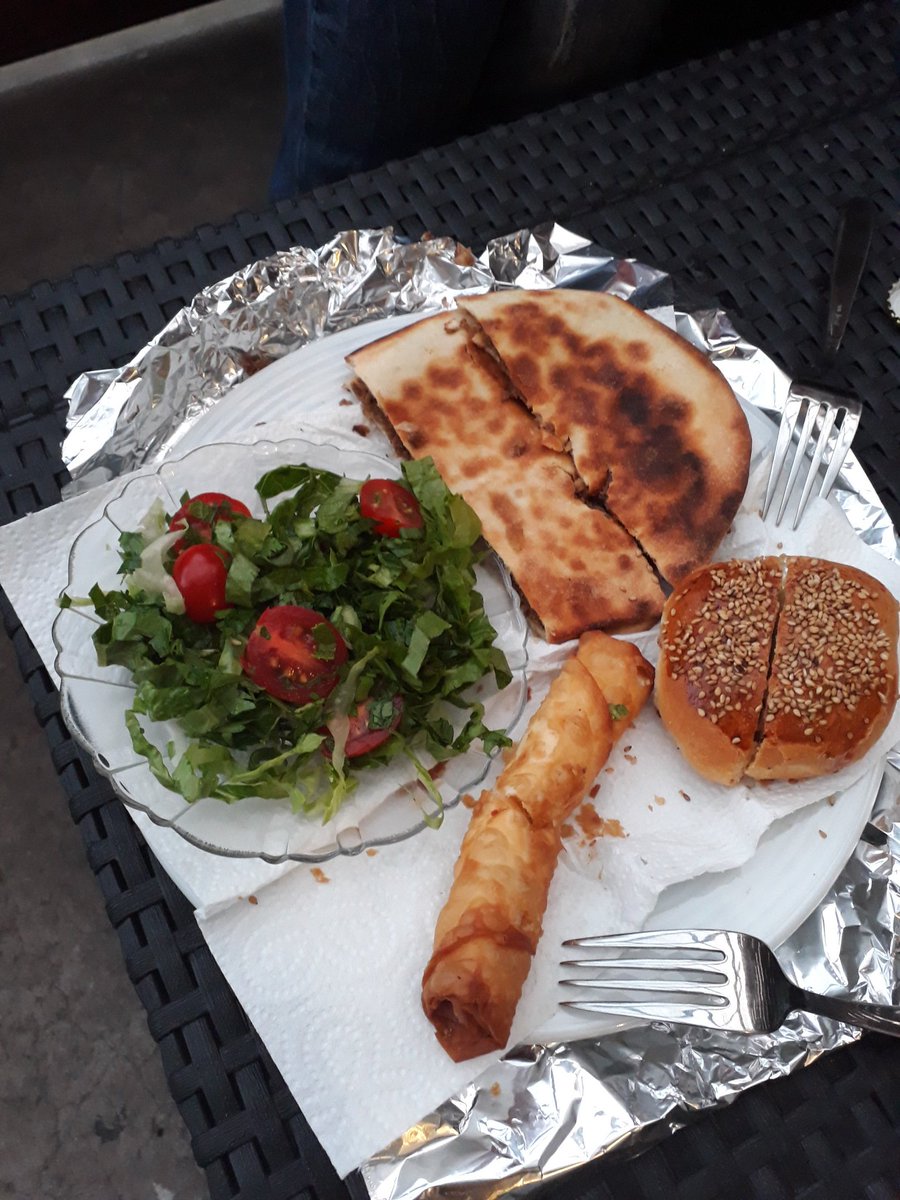 _mittelgeil_'s tweet photo. Die syrischen Nachbarn haben da was vorbei gebracht. Danke Merkel! 😋 https://t.co/gdxikI4y9X