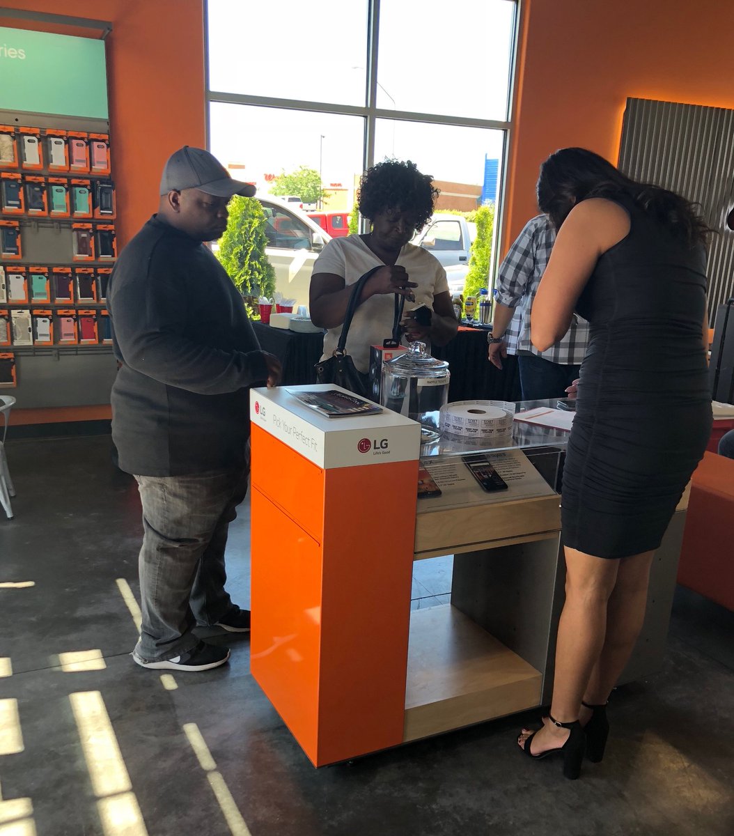 Grand Opening &amp; Ribbon Cutting Event - Central WA Wireless- 402 Ely Street, Kennewick.  Boost on the Grow! Beautiful Store A+...#VIPwireless #boostmobile #grandopening #ribboncutting <a href="/VIP_RealEstate_/">VIP Real Estate</a> <a href="/DaveBerginVIP/">Dave Bergin</a> <a href="/tareewood/">Isidora Manrique</a> @renee_tuttle