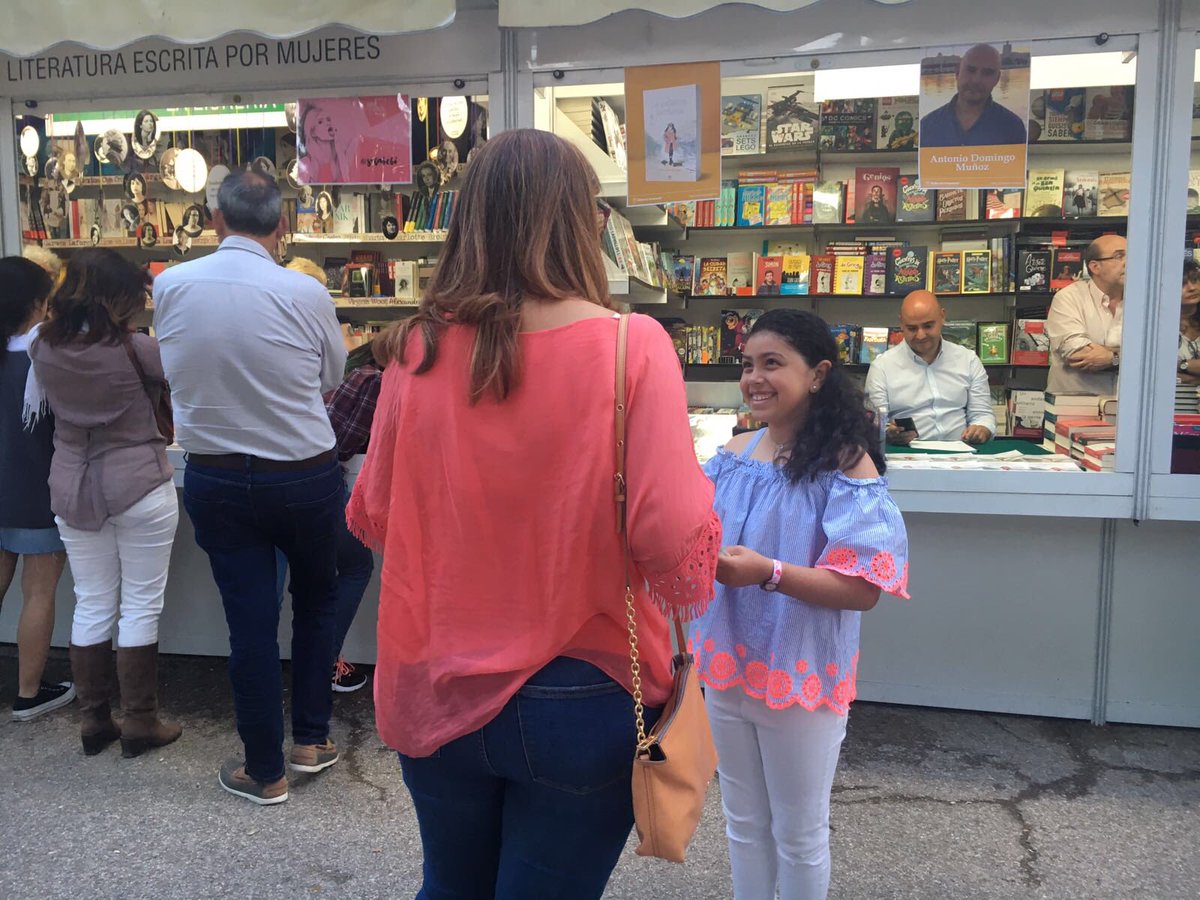 palabraperfecta's tweet photo. @antoniodmunoz @FLMadrid @_ElRetiro ¡HE FIRMADO MÁS LIBROS QUE TÚ 💁🏻💁🏻💁🏻💁🏻💁🏻💁🏻💁🏻💁🏻! Y he regalado dos 👏👏👏👏👏👏👏 https://t.co/jUThzhjrNP