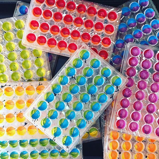 livalilchocolat's tweet photo. A pile of painted molds ready for a chocolate shell. 
#livalilchocolate #chocolate #handmade #handpainted #colour #roxyandrich #cocoabutter #okanagan #kelowna https://t.co/HuOEv6p2o2 https://t.co/A5ZW1sQ3fA