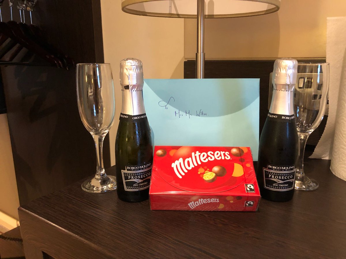 Piwow for our guests celebrating an amazing 40 years of marriage.Wishing them many more to come. 💝🍾
 #madeinhampshire  #operationexcellence