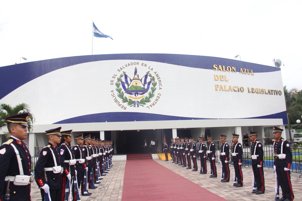 #GOBAHUA. Esta mañana, nuestro Presidente Salvador <a href="/sanchezceren/">Salvador Sánchez Cerén</a> llega a la <a href="/AsambleaSV/">Asamblea Legislativa 🇸🇻</a> para rendir informe de 4 años de Gobierno #Plan10 #SigamosCreandoFuturo