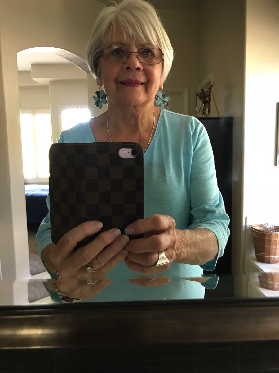 Happy Friday! My 79 yr old Mom taking selfie’s is giving me LIFE!! <a href="/SavThreatt/">Savannah Threatt</a> <a href="/threatt_blaise/">Blaise Threatt</a> 
#bestGMAinthegame
💘