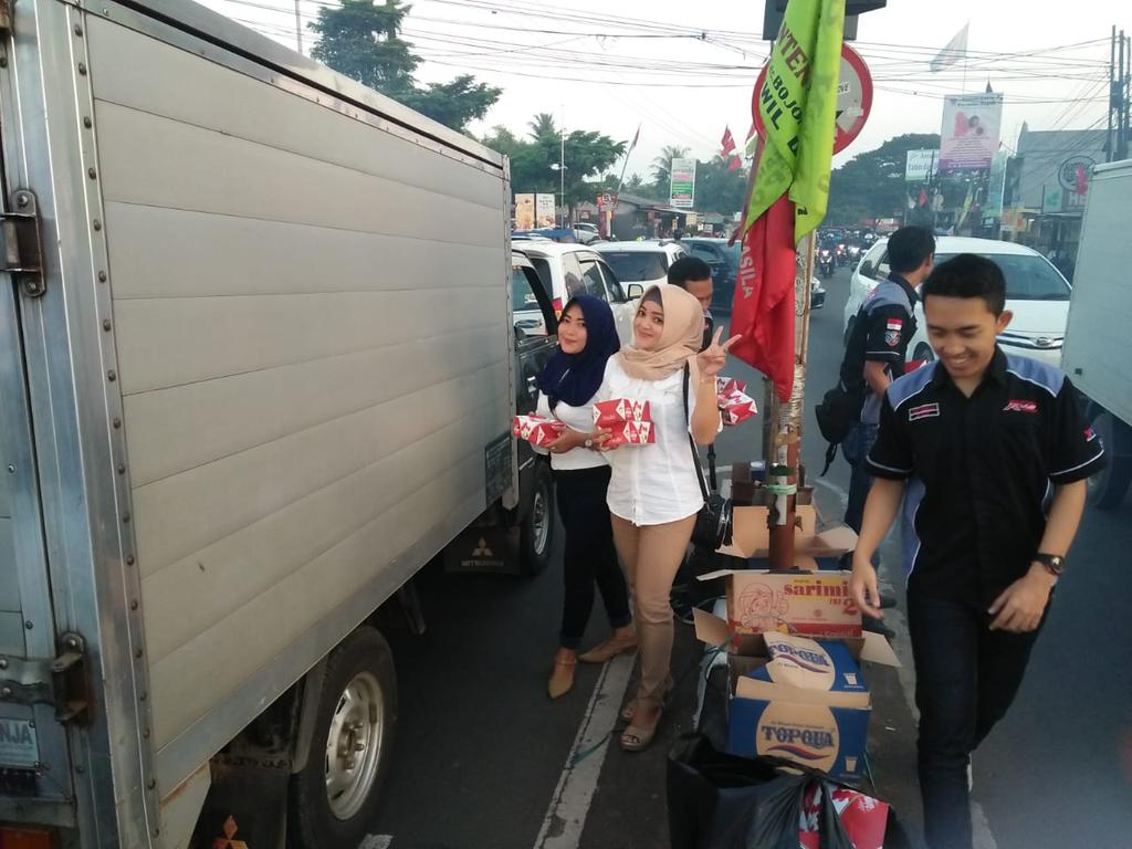 DepokR15Owner's tweet photo. Berbagi Takjil Depok R Onefive Owners di pertigaan Bojong Sari kota Depok

#yamahaindonesia #yamaharacing
#modifikasi #yrfidepok #imijawabarat #frid #kotadepok #racing #modifikasi #dron https://t.co/R3463NdrUH https://t.co/Hi4mSyoRKD