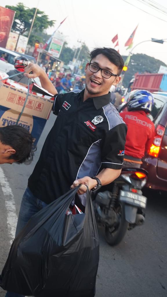 Berbagi Takjil Depok R Onefive Owners di pertigaan Bojong Sari kota Depok

#yamahaindonesia #yamaharacing
#modifikasi #yrfidepok #imijawabarat #frid #kotadepok #racing #modifikasi #dron