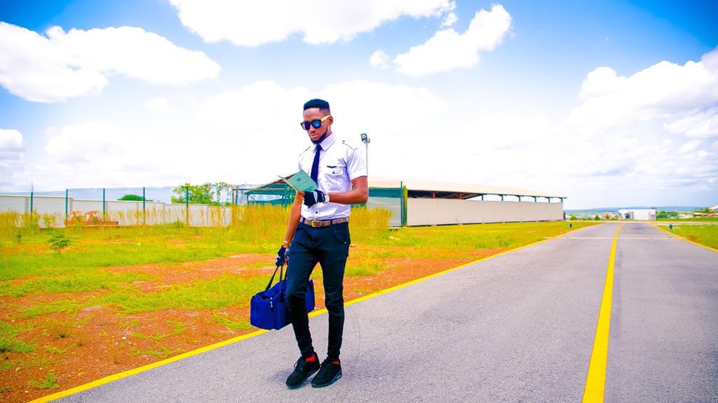 ezeonwuekwe's tweet photo. OMG😮 Can’t get enough of these pics... my Fav is 🔥🔥🔥🔥🔥shine on BRO💥💖the sky is ur starting point⭐️🌎✈️
#CaptainMimi👨🏽✈️
#Flyboy✈️
#BBNaija https://t.co/Cgw6JzDfQv
