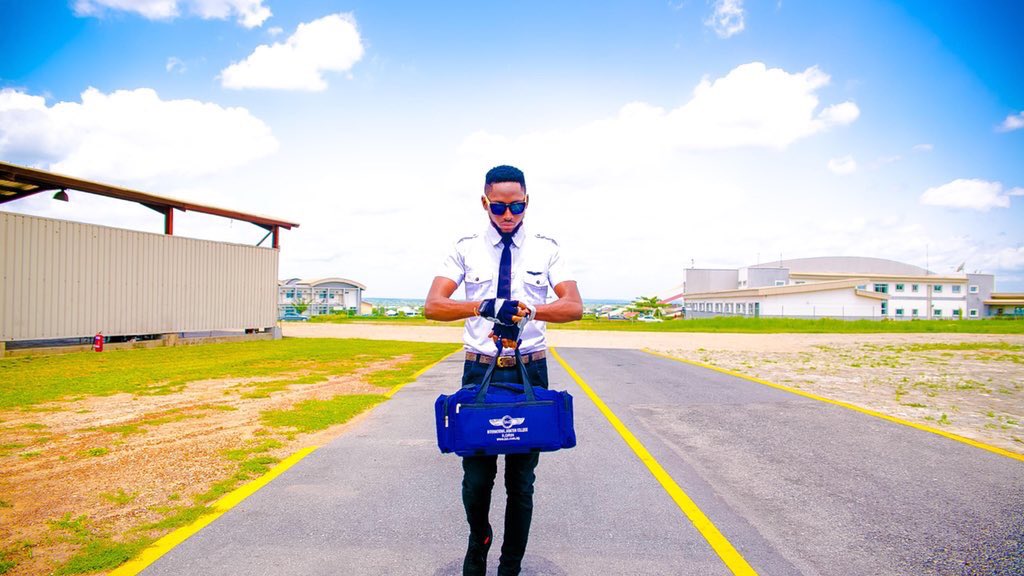 ezeonwuekwe's tweet photo. OMG😮 Can’t get enough of these pics... my Fav is 🔥🔥🔥🔥🔥shine on BRO💥💖the sky is ur starting point⭐️🌎✈️
#CaptainMimi👨🏽✈️
#Flyboy✈️
#BBNaija https://t.co/Cgw6JzDfQv