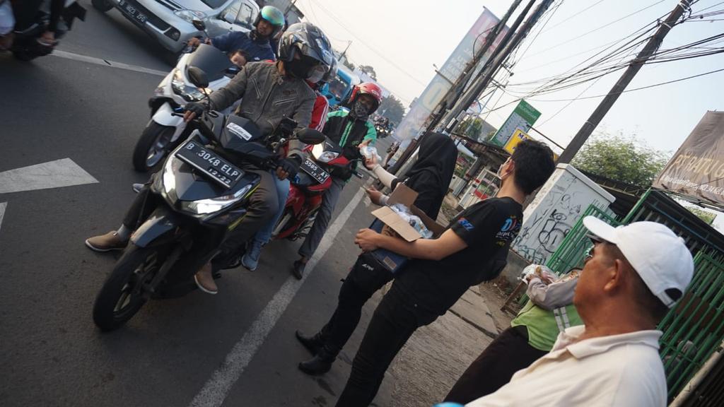 DepokR15Owner's tweet photo. Berbagi Takjil Depok R Onefive Owners di pertigaan Bojong Sari kota Depok

#yamahaindonesia #yamaharacing
#modifikasi #yrfidepok #imijawabarat #frid #kotadepok #racing #modifikasi #dron https://t.co/R3463NdrUH https://t.co/G22reofNNr