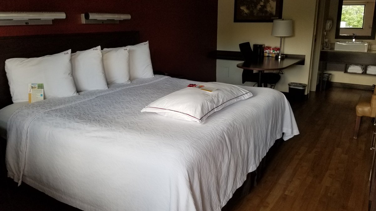 yesnodetroit's tweet photo. This is one of the Red Roof PLUS+ updated rooms - pretty nice. I get a free breakfast at Big Boy next door tomorrow too. #sponsored #redroofplus https://t.co/cyViuqkNDq