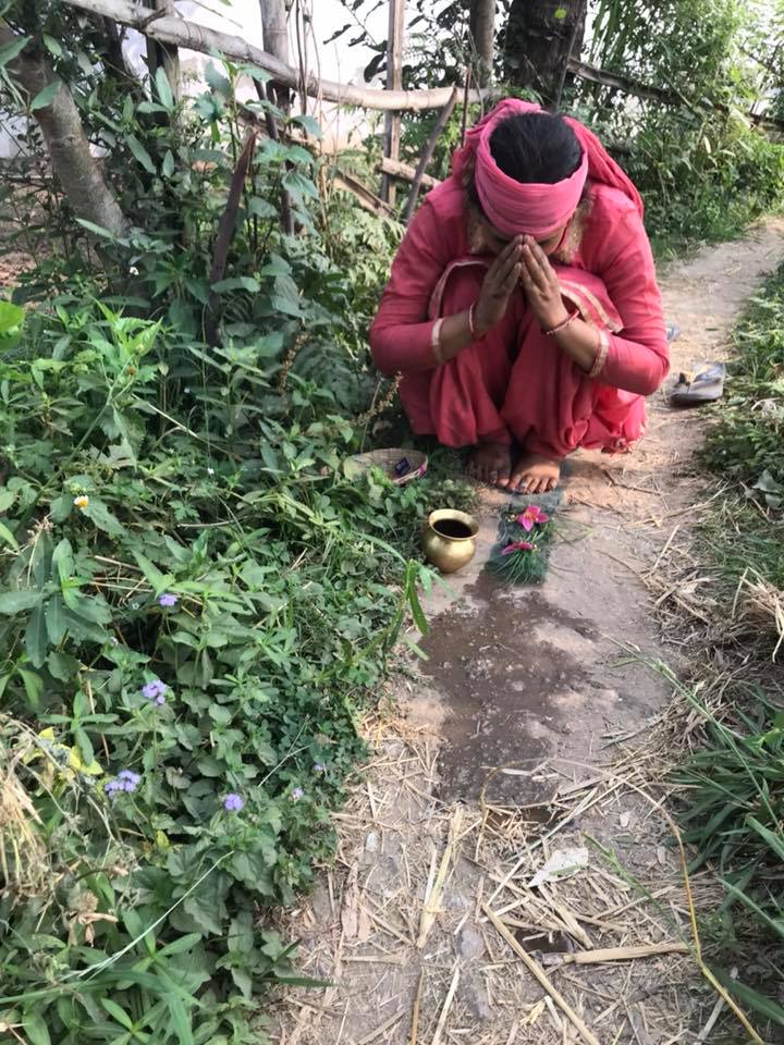 Strolling about a Himachali village, the photographer  @daminijosh saw a woman worshipping, but not an idol, not any form, not even the Sun. “Who do you worship?” she asked “I worship the path,” smiled the womanCan India be described better? Where does so much depth come from?