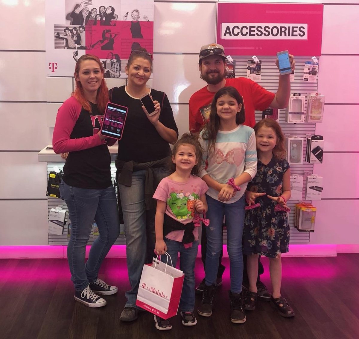 MadelineYork14's tweet photo. Super Happy About Helping Out This Beautiful Family Today.Thank You So Much For Your Service! #TmobileOneMilitary #CustomerObessesd #Family #WelcomeToTheMagentaSide #645D @isaac2691 @Uncarrier_Eric @onblanco7 https://t.co/SPJ3EMGq4t