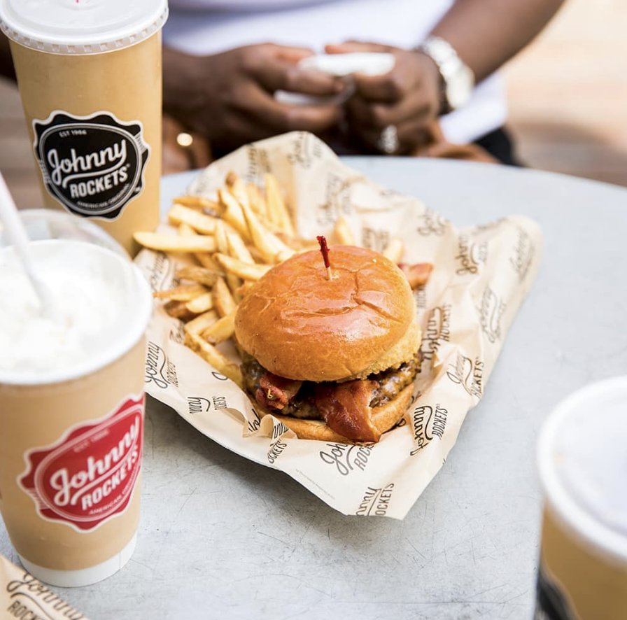 Burgers at the Bowl, yes please! Park and pick-up picnic goodies for the @HollywoodBowl at #HollywoodandHighland. Then, take the $6 roundtrip shuttle over to the Bowl. // p: @JohnnyRockets