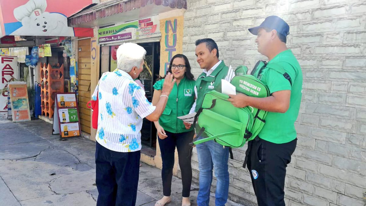 soymanuelgomez's tweet photo. Día 9 de Campaña, propuestas cercanas y en equipo con la ciudadanía, gracias por permitirme saludarles vecin@s de #BosquesDelValle VOTA VERDE 1 DE JULIO #ConManuelSí ✌🏻@verdeedomex @pepecouttolenc https://t.co/nYOZq4l9mw