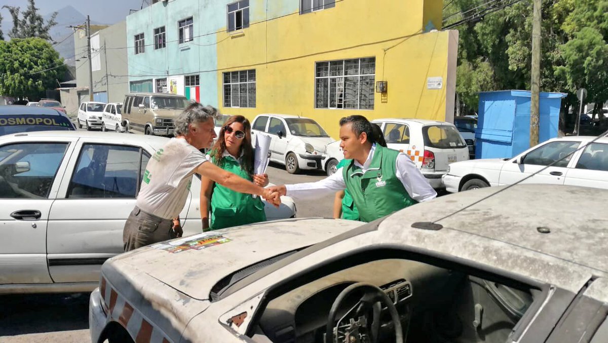 soymanuelgomez's tweet photo. Día 9 de Campaña, propuestas cercanas y en equipo con la ciudadanía, gracias por permitirme saludarles vecin@s de #BosquesDelValle VOTA VERDE 1 DE JULIO #ConManuelSí ✌🏻@verdeedomex @pepecouttolenc https://t.co/nYOZq4l9mw