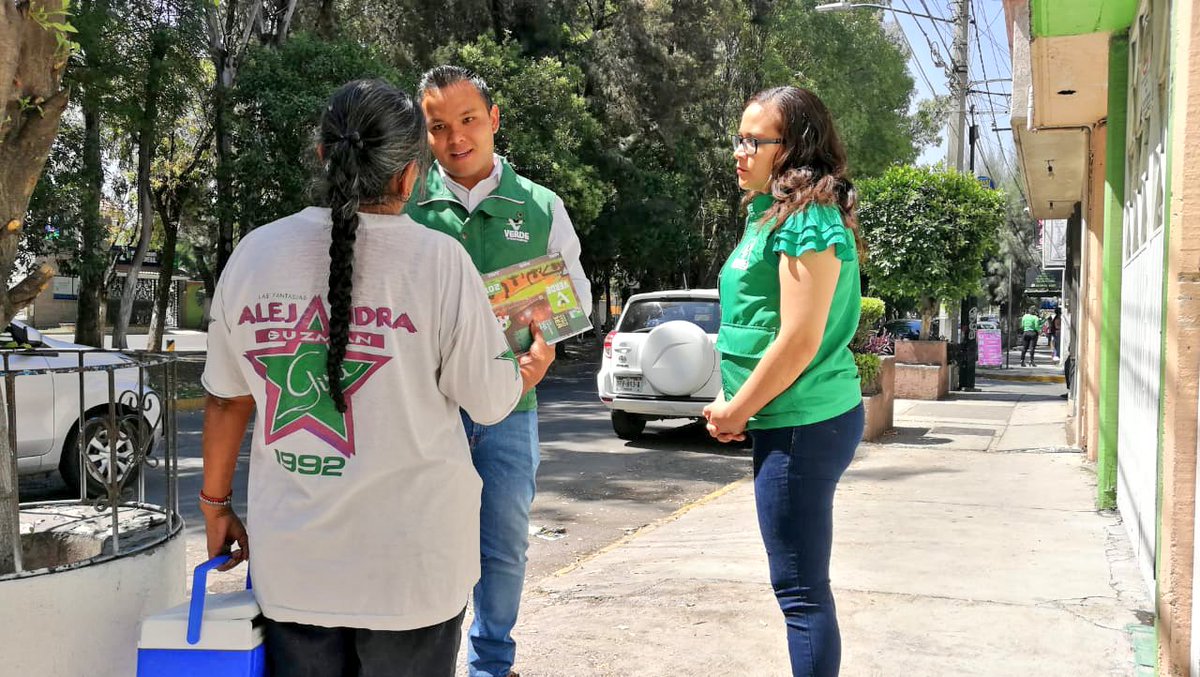 soymanuelgomez's tweet photo. Día 9 de Campaña, propuestas cercanas y en equipo con la ciudadanía, gracias por permitirme saludarles vecin@s de #BosquesDelValle VOTA VERDE 1 DE JULIO #ConManuelSí ✌🏻@verdeedomex @pepecouttolenc https://t.co/nYOZq4l9mw