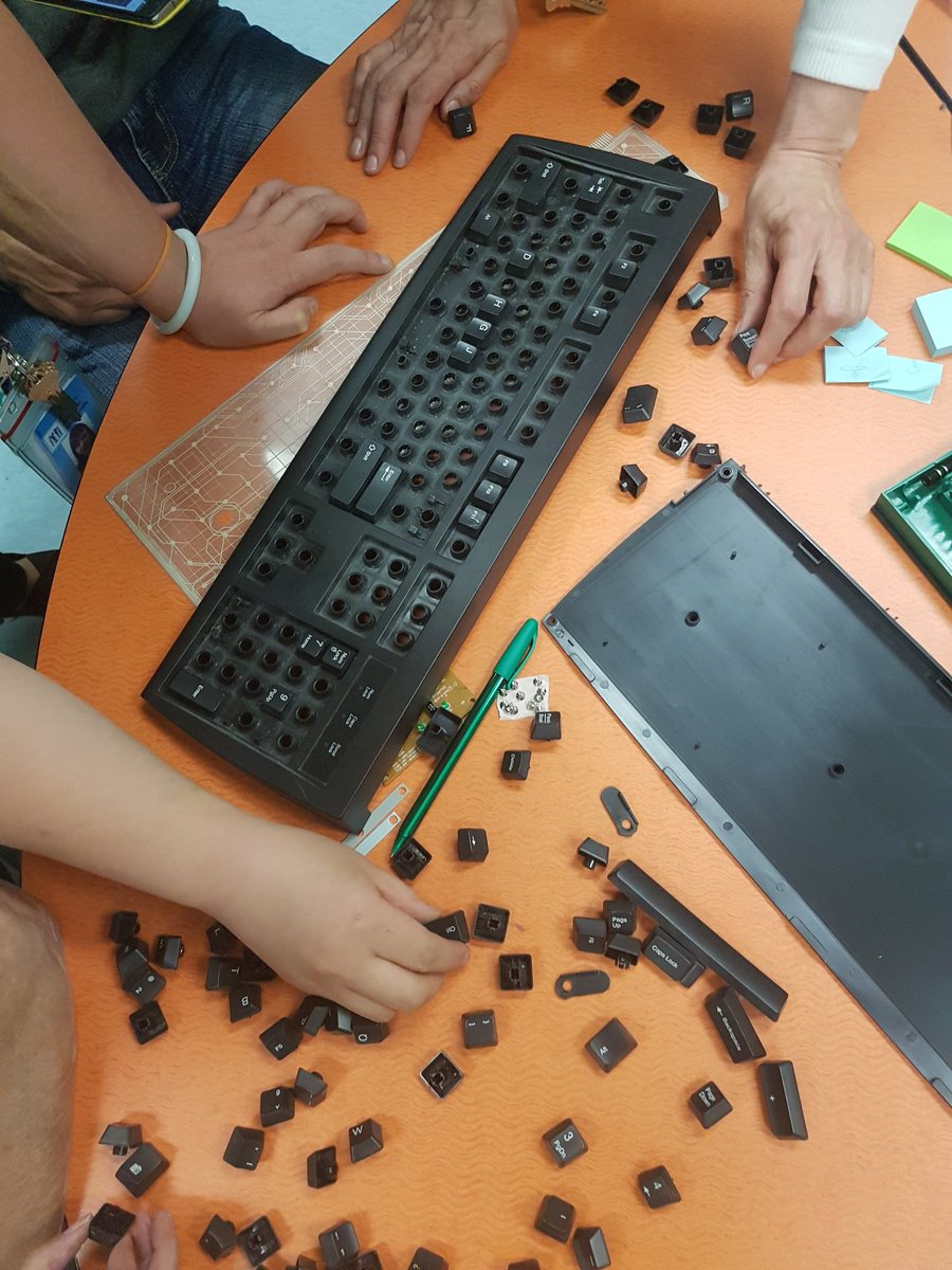 MrNrod's tweet photo. Who can put their keyboard back together ...
#SuperCappy #yycbe #cbeshift #MakerEd
@CappySmartCBE @Ed_Matters https://t.co/8YU171OHlj