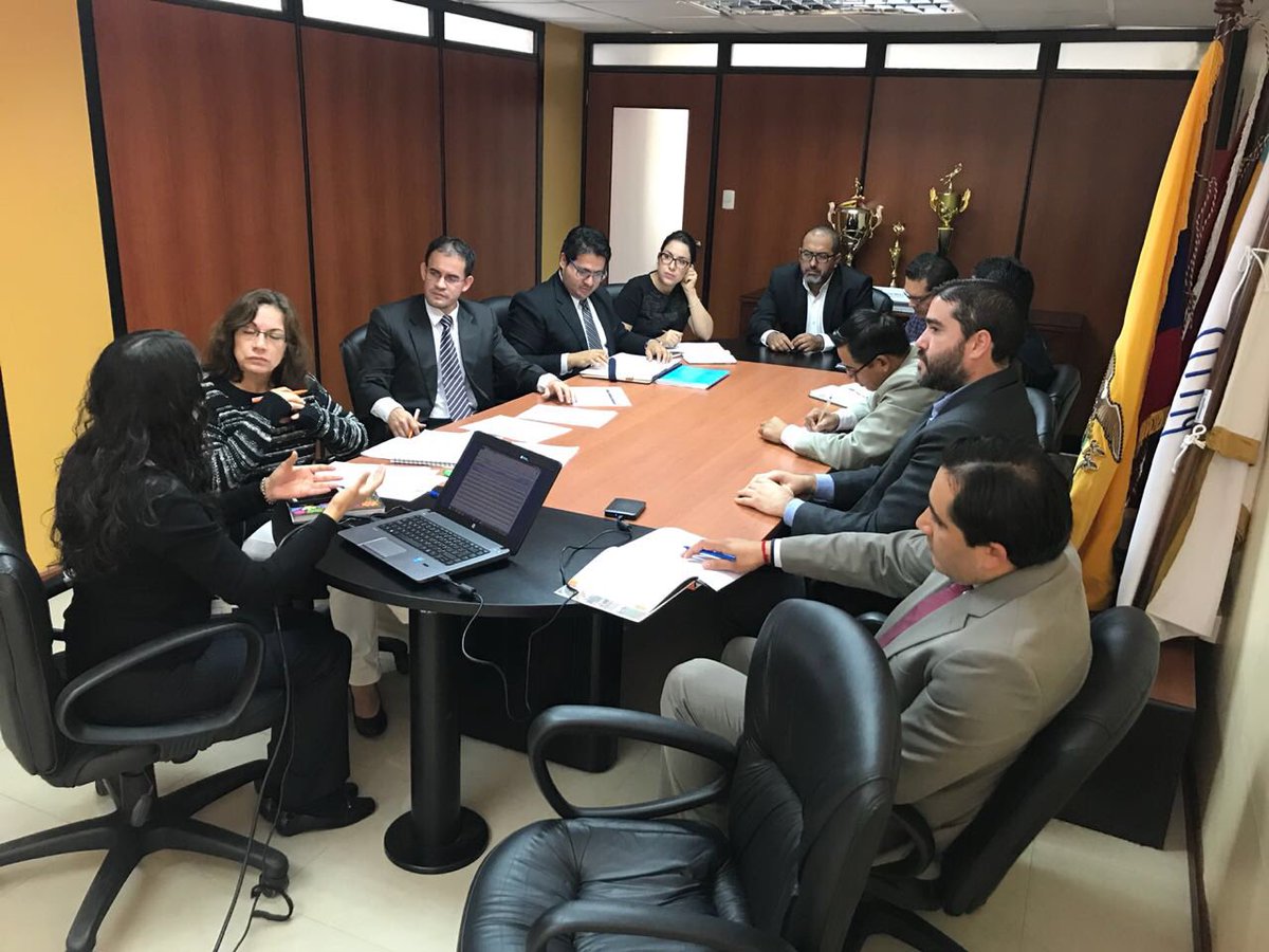 MariaCastilloVi's tweet photo. La Dirección Regional del #MDTLoja promueve la eficiencia de las entidades del sector público, en la gráfica capacitación de #evaluacióndedesempeño al #IESSLoja #GobiernoparaTodos @alexdiazguaman @raulclementelh #Ministeriodepuertasabiertas https://t.co/ZlyUzaeMRl