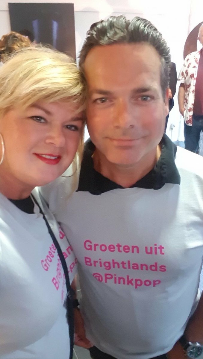 Brightlandsnl's tweet image. Dit selfie leverde Audrey Meijers en Marc Vermeulen uit Elsloo tijdens het Brightlands-miniconcert van Walden twee weekendkaarten voor Pinkpop 2018 op. Gefeliciteerd! See you at the Brightlands Stage at Pinkpop2018
#BrightlandsPP18  #Brightlands #Elsloo #Walden