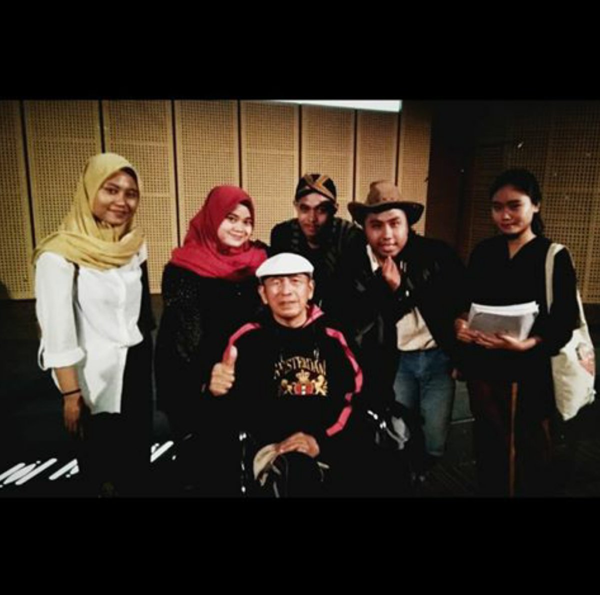 TeaterTaring's tweet photo. Terima kasih banyak Pak Putu Wijaya atas pelajaran dan motivasi yang kami terima😊

#teatertaring #teater #drama #puisi #sastra #teatermandiri #dramapendek #putuwijaya https://t.co/znWnf0cgaL
