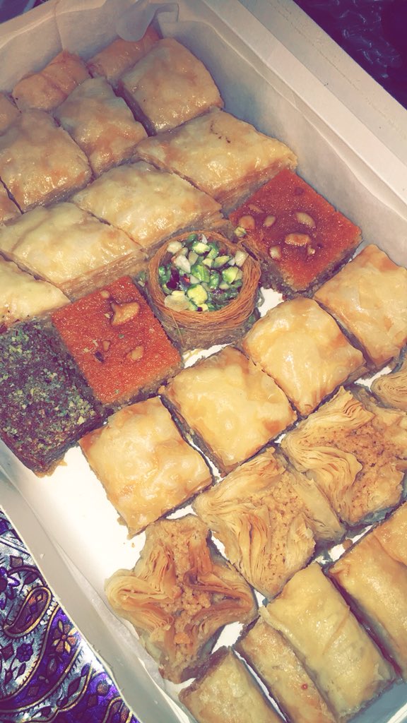 IffySmile's tweet photo. Casually staring at these beauty 😍
Me & food > #RelastionshipGoals https://t.co/iFJLUbcI4x