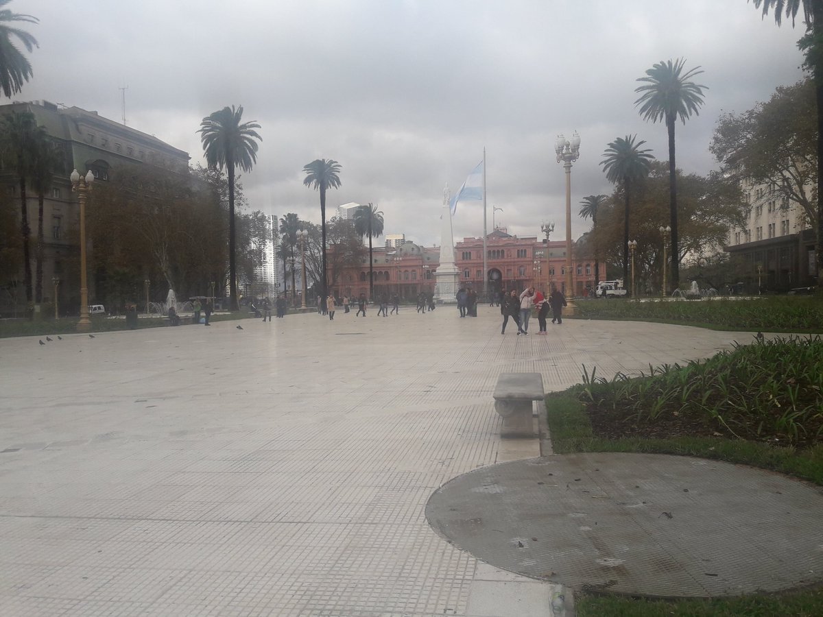 leandroquerido's tweet photo. Porque me la veía venir ayer le saqué fotos a la Plaza de Mayo después de las reformas.
Duró todo muy poco.
El gobierno de la Ciudad le tiene que trasladar el costo de los arreglos a las organizaciones convocantes. Sentido común. https://t.co/rhn6nHoEwC