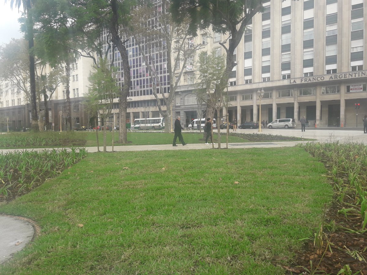 leandroquerido's tweet photo. Porque me la veía venir ayer le saqué fotos a la Plaza de Mayo después de las reformas.
Duró todo muy poco.
El gobierno de la Ciudad le tiene que trasladar el costo de los arreglos a las organizaciones convocantes. Sentido común. https://t.co/rhn6nHoEwC