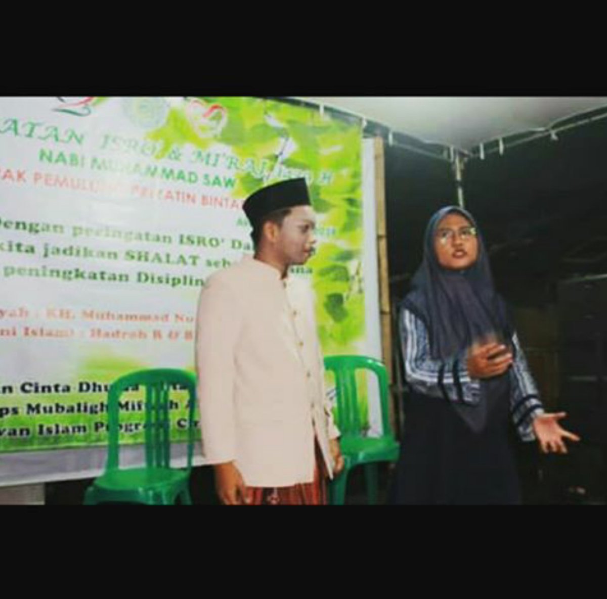 TeaterTaring's tweet photo. Definisi bahagia dari mengabdi pada masyarakat; Ketika hal sederhana yang kita punya, yang tak jarang dipandang sebelah mata, bisa mengubah rasa sengsara jadi senyum semringah.
Berteater sambil mengabdi pada masyarakat.
#teatertaring #teatertradisional #lenongbetawi https://t.co/9YZb7Y7tJw