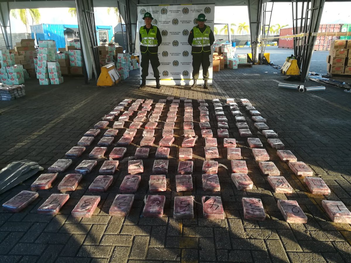 NoticiasRCN's tweet photo. Perros de la Dirección de Antinarcóticos detectan 122 kilos de clorhidrato de cocaína camuflados en pañales en el Puerto de Cartagena, con destino a Guatemala https://t.co/oirgrDZWov https://t.co/LDsImiV4UL