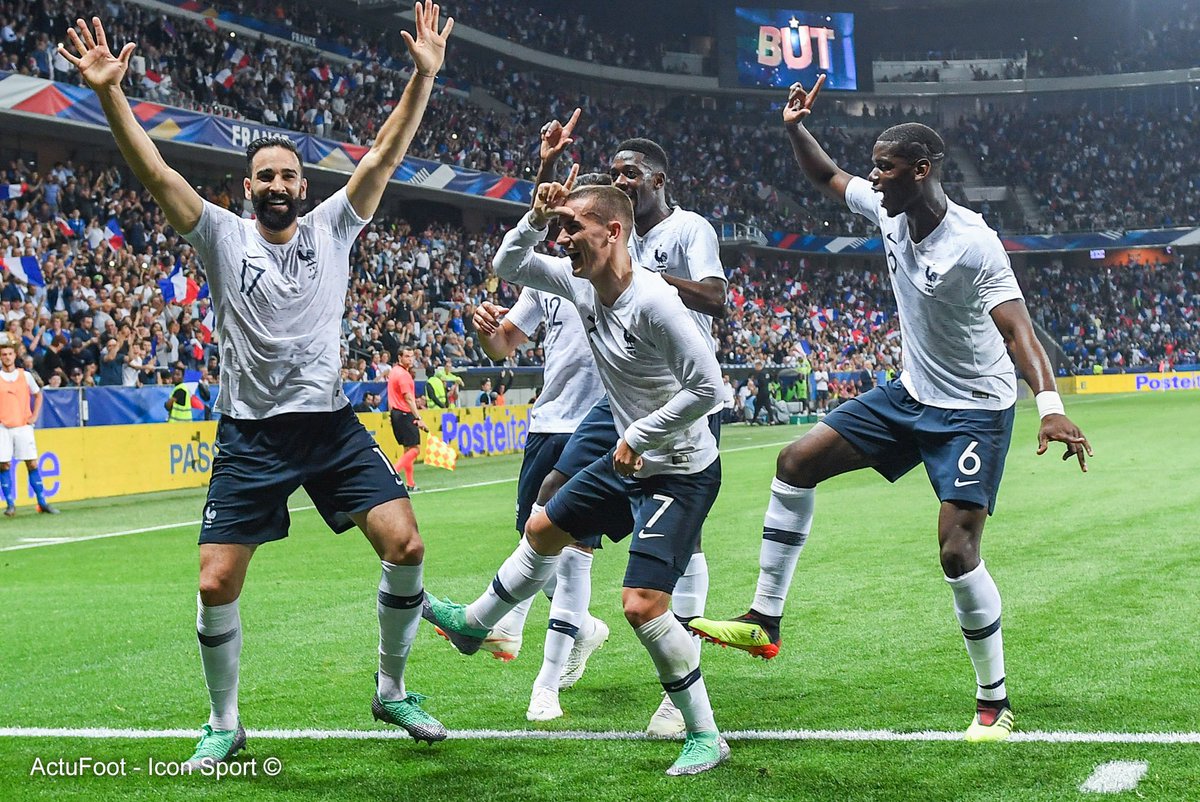 ActuFoot_'s tweet photo. Célébration Fortnite des Bleus 🇫🇷 https://t.co/cbbErvI3NE