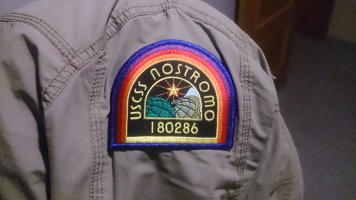 DarthFurby's tweet photo. Mi chaqueta da una pequeña pista de la peli que tengo puesta ahora mismo... #AlienEnDMAX https://t.co/EjsuA26oHj