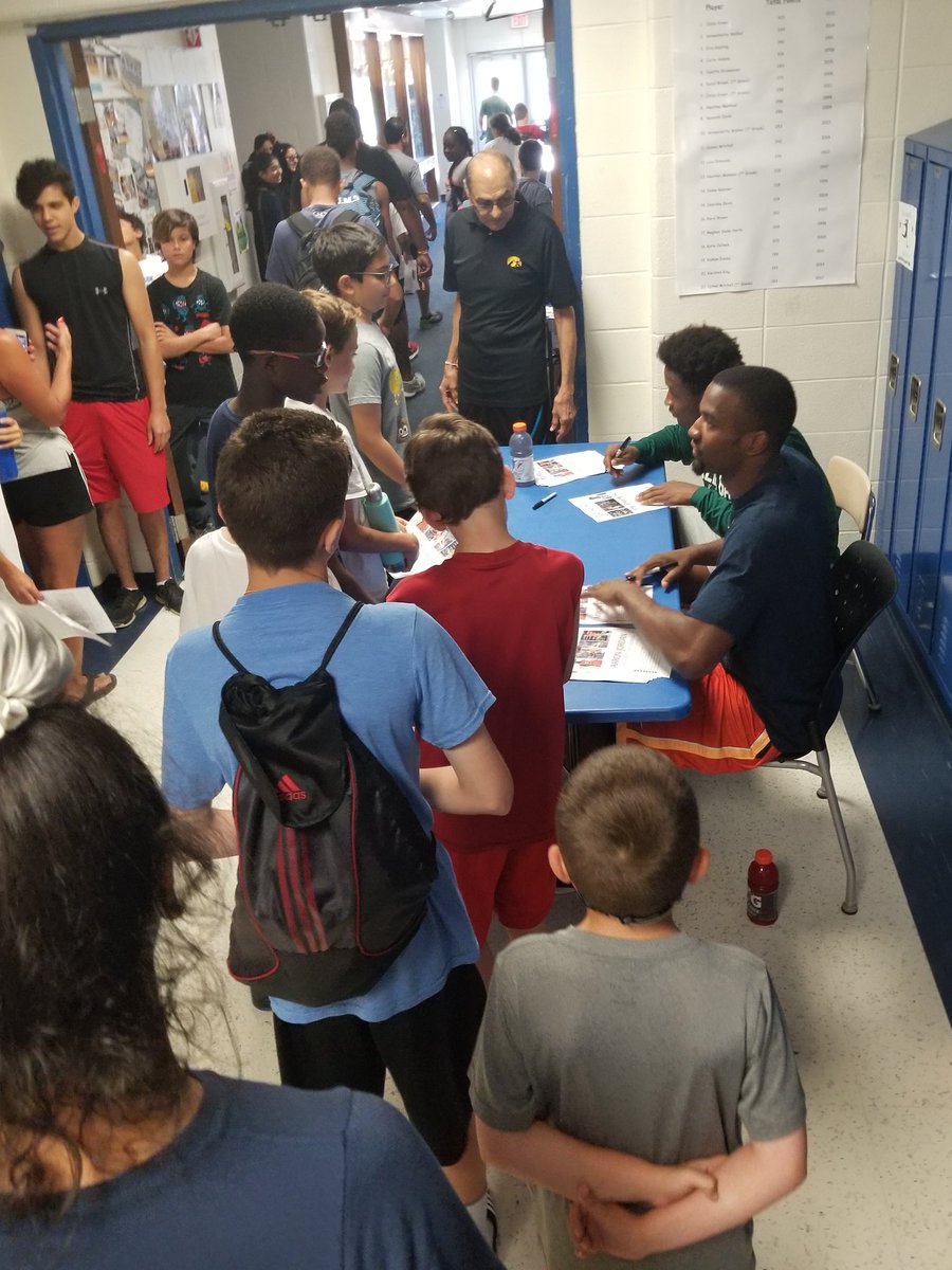 JJHHoops's tweet photo. A great way to end Week 1 of Wolverine Elite Basketball Camp
..... Aaron Jordan (Illinois) & PJ Pipes (UW Green Bay) stopping by to show campers some of their fave drills, answer questions, and sign autographs!!!! #ProudCoach #GivingBackToTheKids https://t.co/h8TVDgViqw